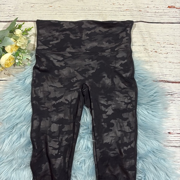 Spanx Faux Leather Leggings High Rise Matte Black Camo - Picture 8 of 9